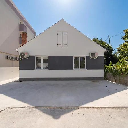 Vakantiehuis 3 Bedroom In Biograd Na Moru