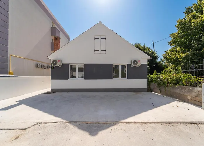 Vakantiehuis 3 Bedroom In Biograd Na Moru